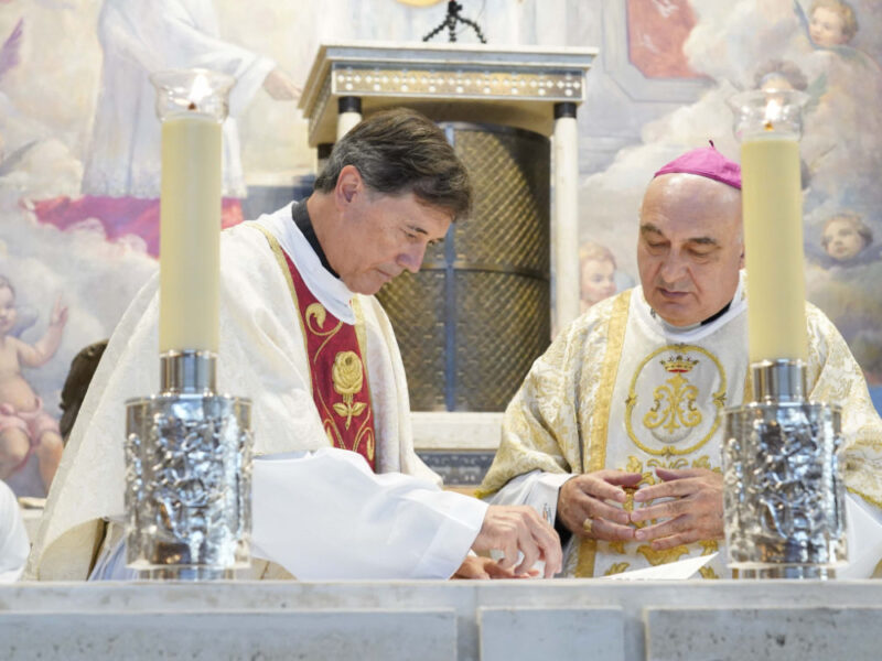El arzobispo de Valencia preside la toma de posesión de Ángel Pérez como párroco de San Josemaría Escrivá